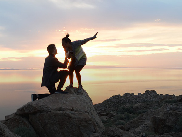 Man proposing to woman